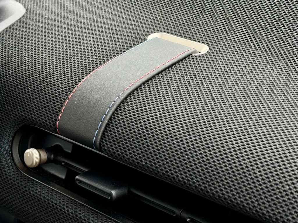 MINI Cooper SE pasek na desce rozdzielczej