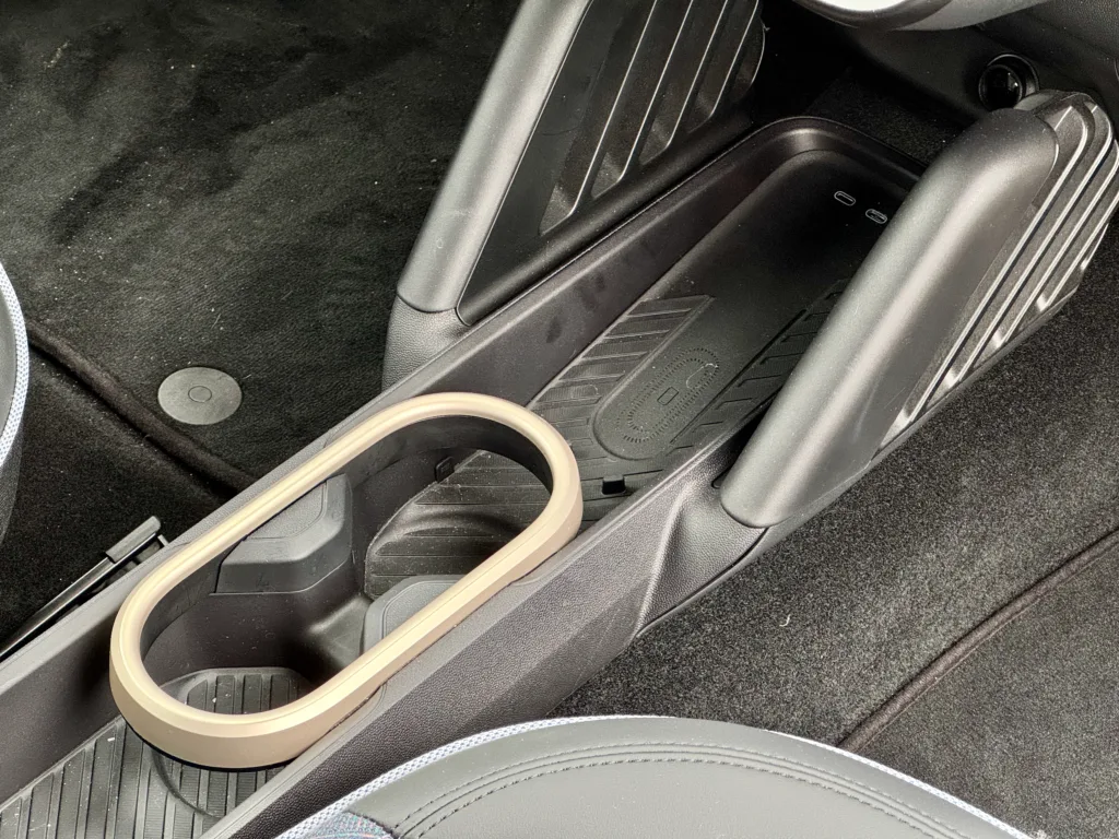 MINI Cooper SE uchwyty na napoje