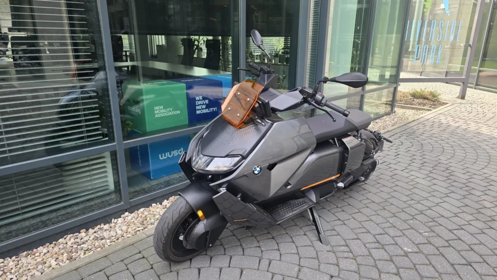 Rekordowy październik w historii polskiej elektromobilności. 9,1% udziału w rynku, kamień milowy na horyzoncie Rekordowy październik w historii polskiej elektromobilności. 9,1% udziału w rynku, kamień milowy na horyzoncie - Rekordowy pazdziernik 2025 3