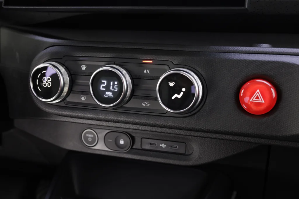 Renault zaprezentował elektryka za mniej niż 20 tys. euro. Marka chce wygrać z Chinami Renault zaprezentował elektryka za mniej niż 20 tys. euro. Marka chce wygrać z Chinami - Renault Twingo E Tech electric Absolute Green kopia 6