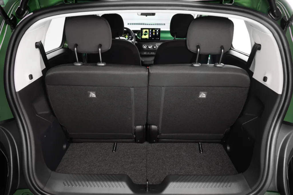 Renault zaprezentował elektryka za mniej niż 20 tys. euro. Marka chce wygrać z Chinami Renault zaprezentował elektryka za mniej niż 20 tys. euro. Marka chce wygrać z Chinami - Renault Twingo E Tech electric Absolute Green kopia 8