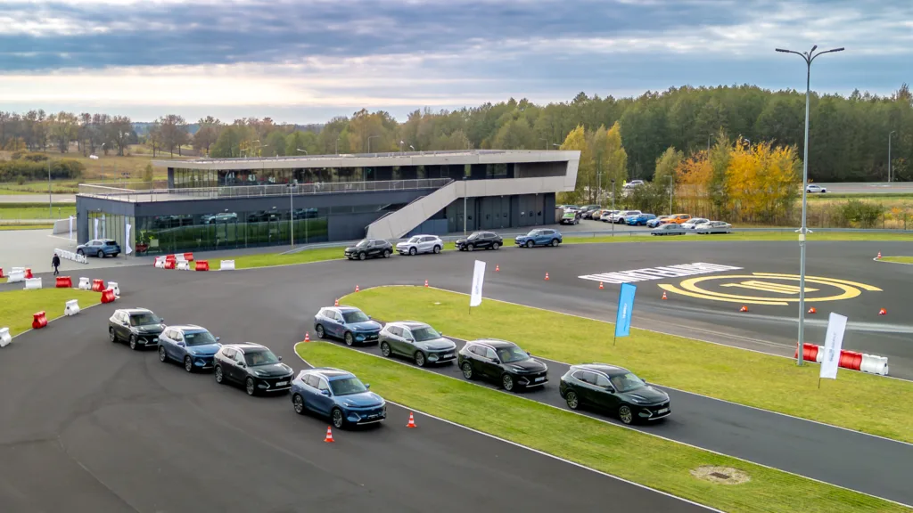 Geely wprowadza do oferty hybrydę, która ma zdynamizować sprzedaż. Jednak czy to się uda? - STARRYAY DRIVELAND 2048px 2 z 149