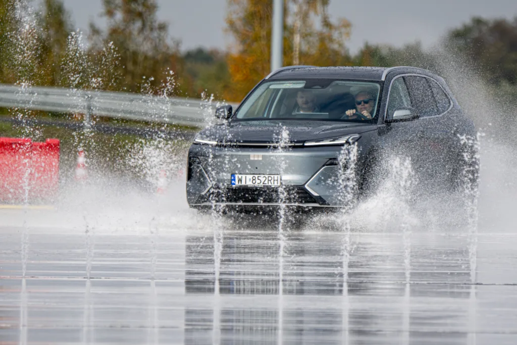 Geely wprowadza do oferty hybrydę, która ma zdynamizować sprzedaż. Jednak czy to się uda? - STARRYAY DRIVELAND 2048px 49 z 149