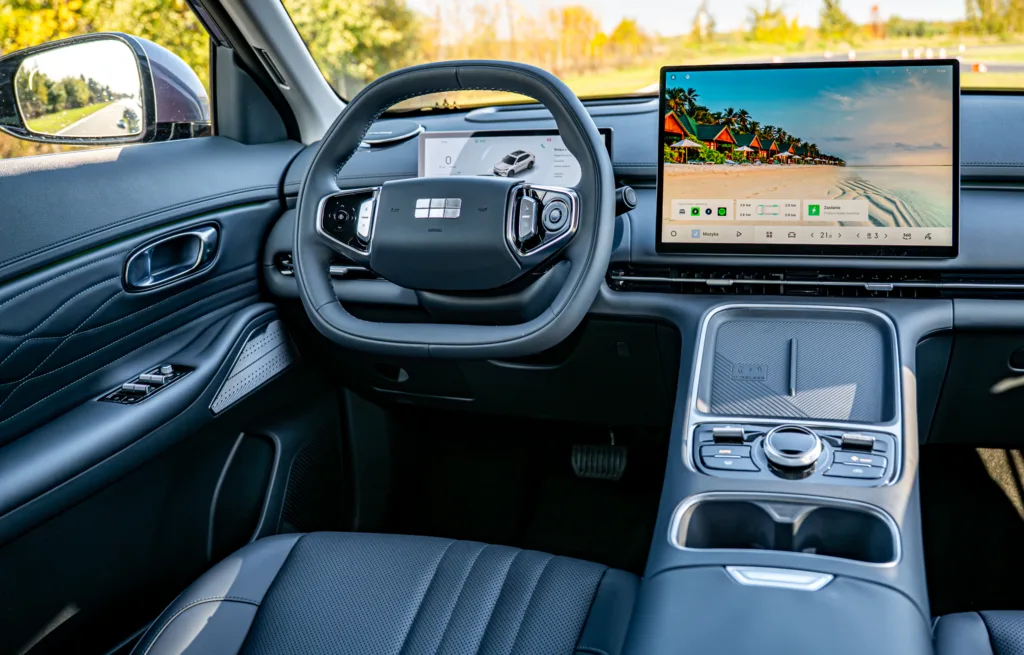 Geely wprowadza do oferty hybrydę, która ma zdynamizować sprzedaż. Jednak czy to się uda? - STARRYAY DRIVELAND 2048px 80 z 149