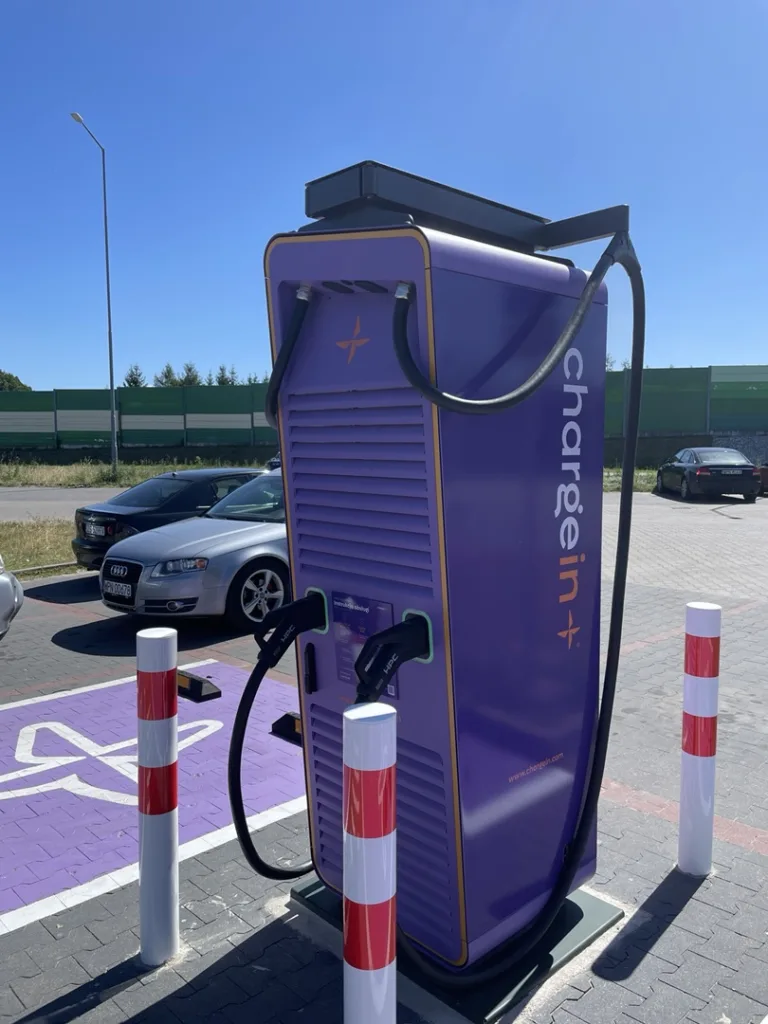 Rekordowy październik w historii polskiej elektromobilności. 9,1% udziału w rynku, kamień milowy na horyzoncie Rekordowy październik w historii polskiej elektromobilności. 9,1% udziału w rynku, kamień milowy na horyzoncie - Stacja ladowania ChargeIn w Plonsku