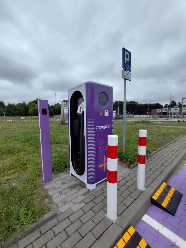 Rekordowy wzrost rejestracji aut na prąd. Polska elektromobilnym ”tygrysem” Europy?   - Stacja ladowania ChargeIn w Toruniu