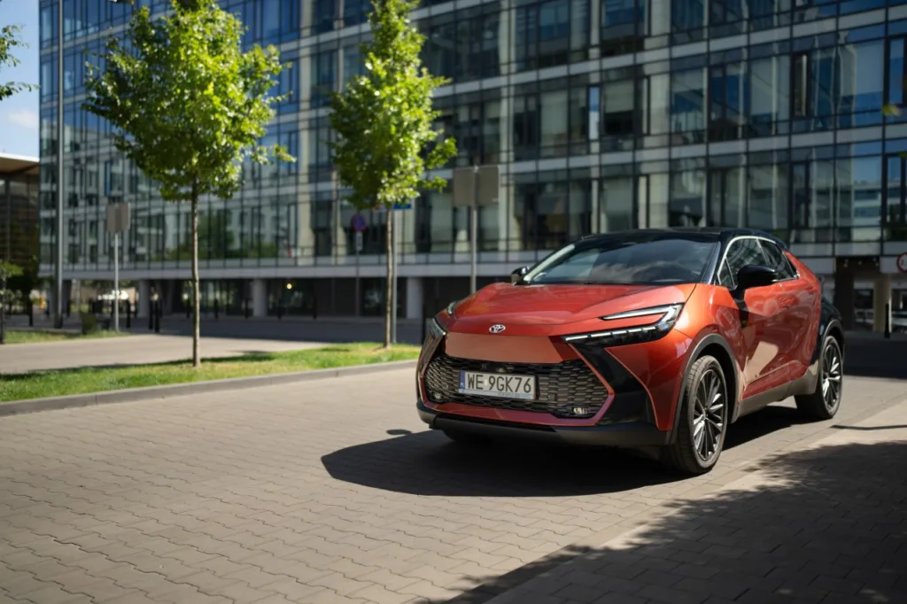 Auta elektryczne rosną w siłę. Rekord? Wzrost o niemal 50 tys. procent! To niestety efekt niskiej bazy - Toyota C HR 2025 DSC04232