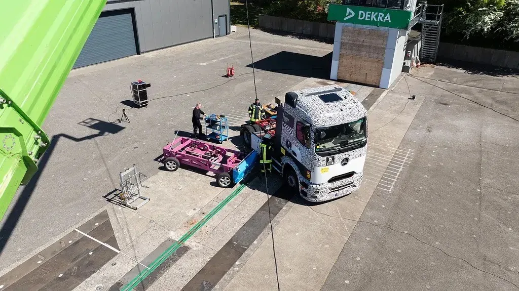 Rozbito elektryczną ciężarówkę Mercedesa. eActros 600 przeszedł trudną próbę - mercedes testy zderzeniowe 1