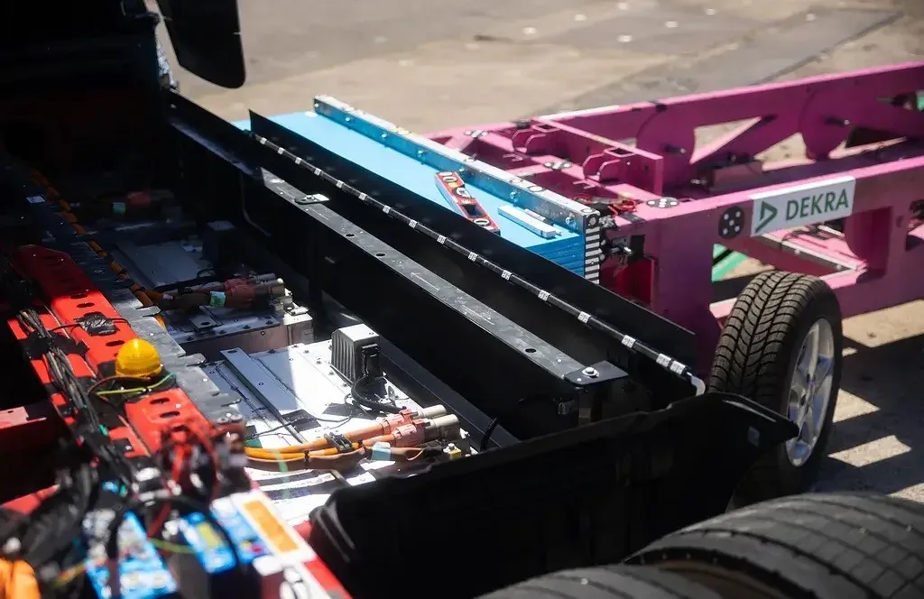 Rozbito elektryczną ciężarówkę Mercedesa. eActros 600 przeszedł trudną próbę - mercedes testy zderzeniowe 2