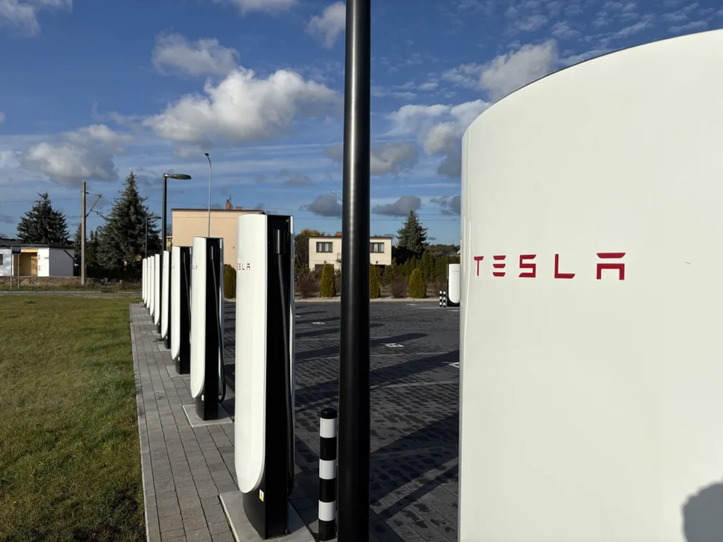 16 stanowisk Tesli w Krakowie otwartych dla kierowców aut innych marek 16 stanowisk Tesli w Krakowie otwartych dla kierowców aut innych marek - 16 stanowisk Tesli w Krakowie 1