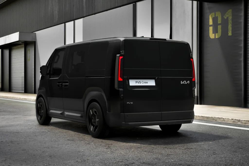 Kia PV5 z dwoma prestiżowymi wyróżnieniami. W planach kolejne modele - 2 Kia PV5 z dwoma prestizowymi wyroznieniami