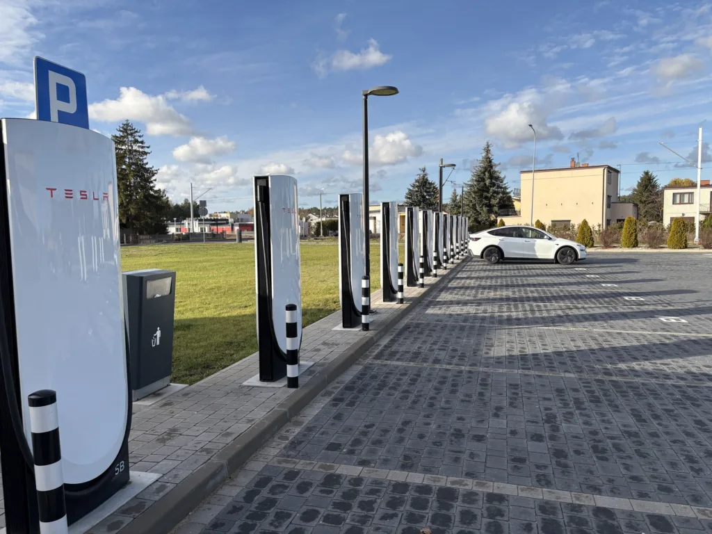 Tesla rozbudowała hub w Warszawie. Rośnie poważny gracz na rynku! - 2 tesla rozbudowala hub