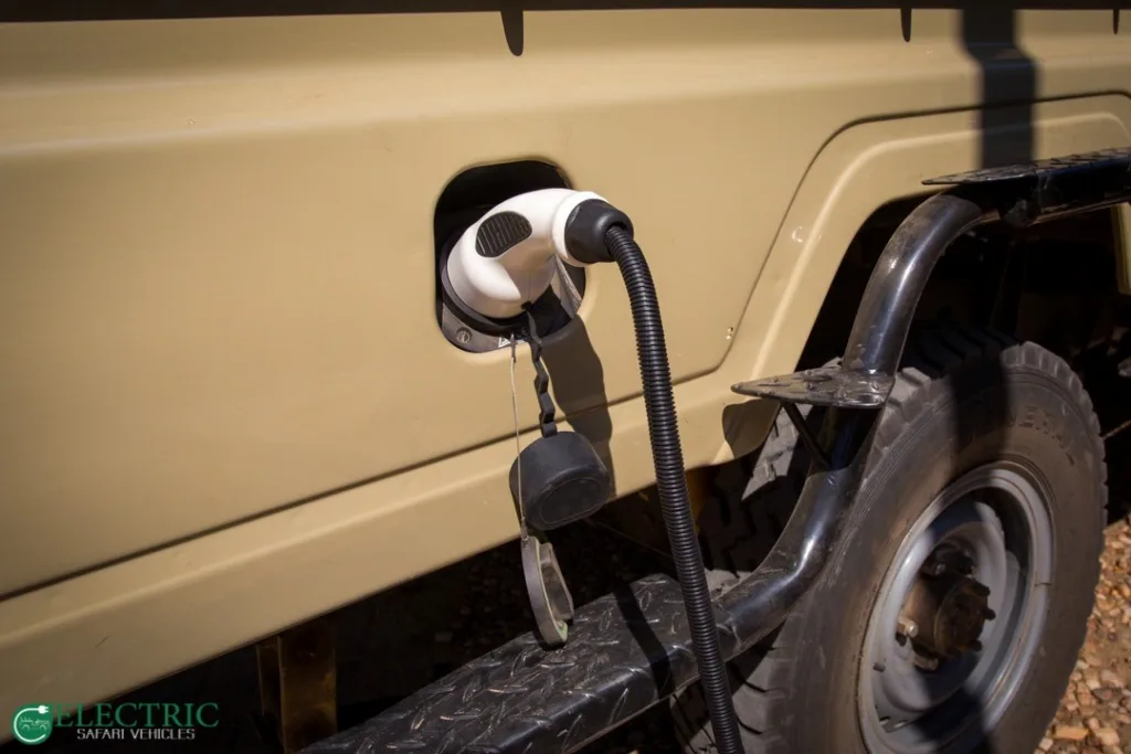 Cisza na safari. Elektromobilna rewolucja pod maską Land Cruisera. W 8 godzin! - 2025 electric classic cars Safari Vehicle south africa OFFICIAL Image 3