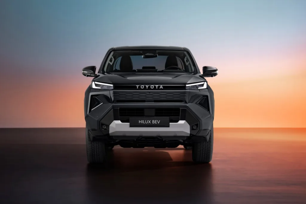 Elektryczny Hilux z polskimi cenami. Start od 230 tys. złotych Elektryczny Hilux z polskimi cenami. Start od 230 tys. złotych - 2026 TOYOTA Hilux BEV HERO 6 1