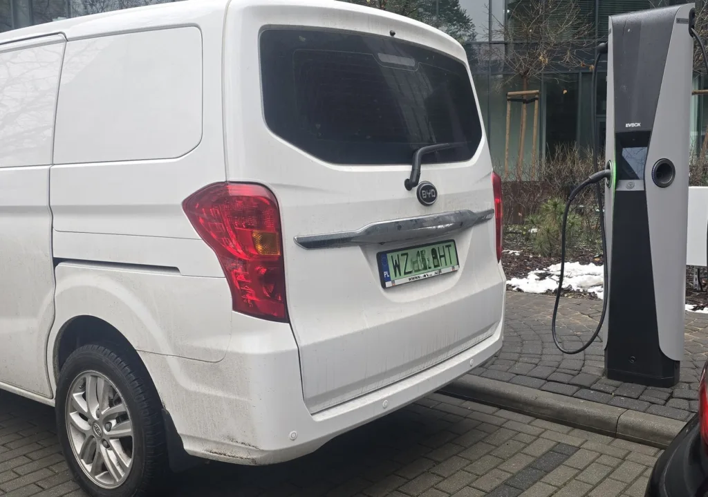 Elektryki z rekordem i udziałem w rynku rzędu 10,1%. Chińczycy do listopada sprzedali prawie 40 tys. aut.   - 4 elektryki z rekordem samar