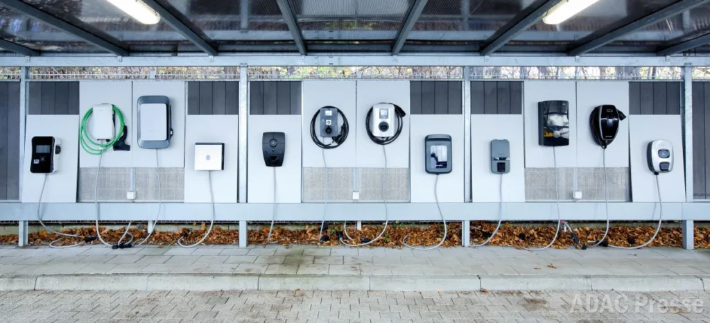 ADAC przetestował wallboxy. Jedna wpadka i wiele solidnych ładowarek ADAC przetestował wallboxy. Jedna wpadka i wiele solidnych ładowarek - ADAC testuje wallboxy 13