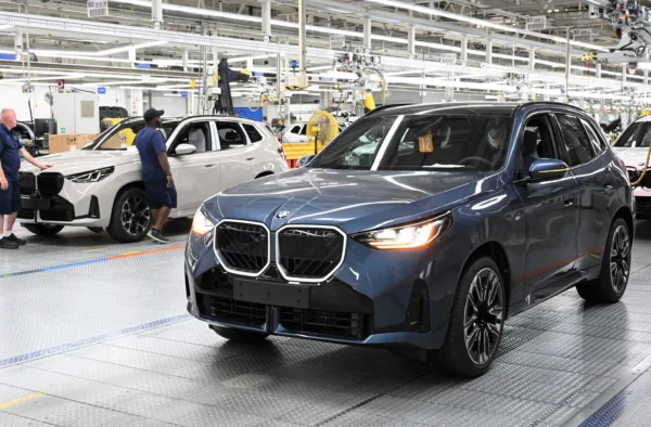 Testy i opinie - Elektryczne BMW z dostepem do Superchargerow w USA 1