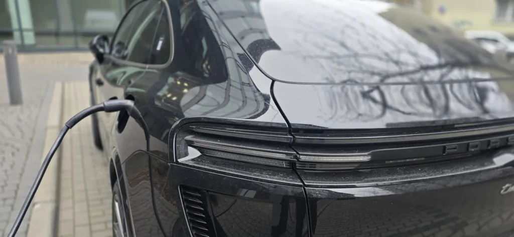 Globalna sprzedaż EV bije rekordy. Europa przyspiesza, USA hamują. Chiny wracają do rozmów z UE o cenach i cłach Globalna sprzedaż EV bije rekordy. Europa przyspiesza, USA hamują. Chiny wracają do rozmów z UE o cenach i cłach - Globalna sprzedaz elektrykow 1