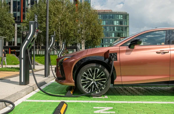 Testy i opinie - Ponad 13 tys. punktow ladowania Lexus 1