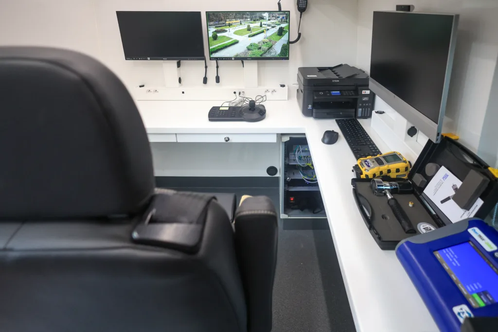 Nowy smogowóz we flocie warszawskiej Straży Miejskiej. Nareszcie elektryczny Nowy smogowóz we flocie warszawskiej Straży Miejskiej. Nareszcie elektryczny - Smogowoz fot. Szymon Pulcyn UM Warszawa 4