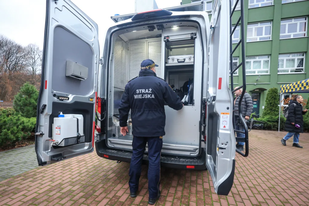 Nowy smogowóz we flocie warszawskiej Straży Miejskiej. Nareszcie elektryczny Nowy smogowóz we flocie warszawskiej Straży Miejskiej. Nareszcie elektryczny - Smogowoz fot. Szymon Pulcyn UM Warszawa 7