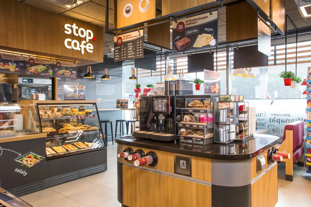 „Jeden ekosystem, wszystkie usługi. Taki jest kierunek przyszłości” – mówi Piotr Suchodolski, Dyrektor Wykonawczy ds. Marketingu Komercyjnego koncernu ORLEN Stop Cafe na stacji ORLEN