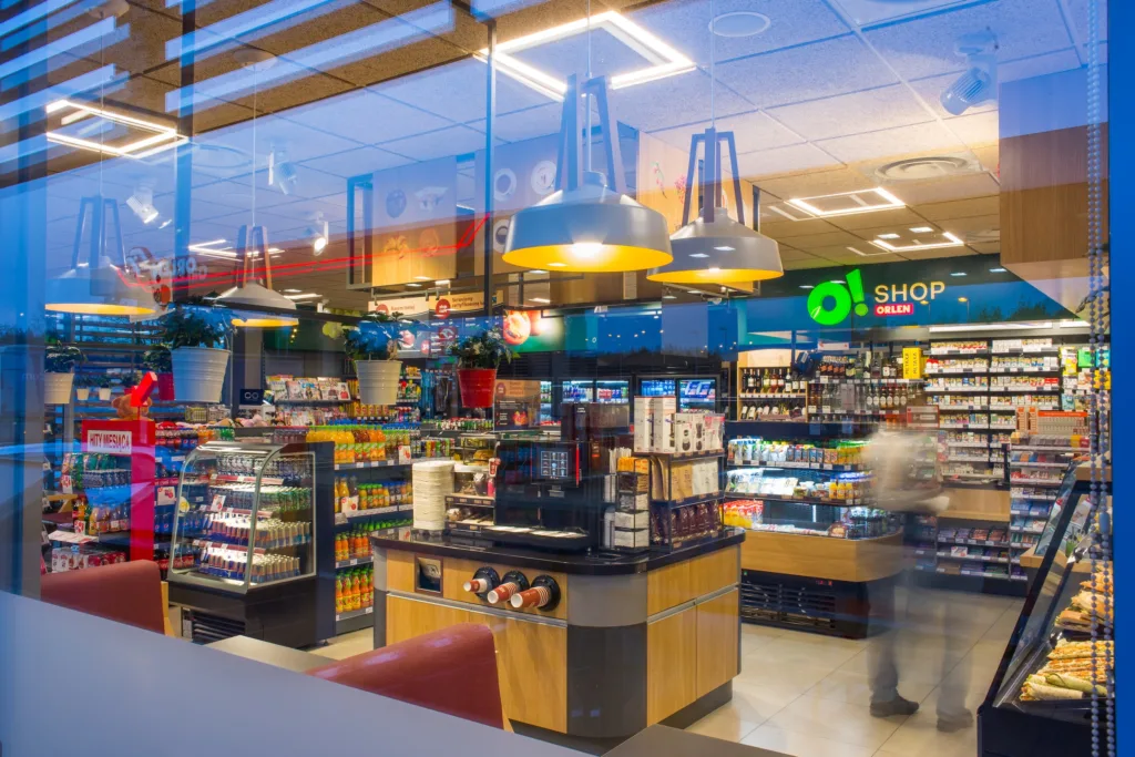 „Jeden ekosystem, wszystkie usługi. Taki jest kierunek przyszłości” – mówi Piotr Suchodolski, Dyrektor Wykonawczy ds. Marketingu Komercyjnego koncernu ORLEN Sklep „O!Shop” na stacji ORLEN