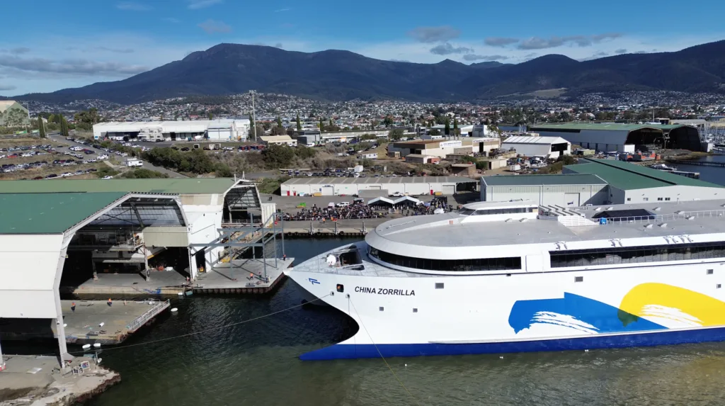 130 m na bateriach. Z Tasmanii wypłynął największy elektryczny prom na świecie - prom na baterie tasmania 33