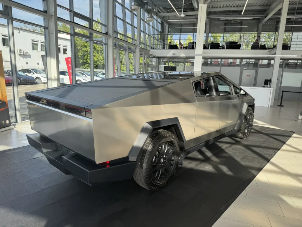 Cybertruck za 35 tys. USD? Ekspert przewiduje lawinowy spadek wartości kanciastego pickupa - tesla spadek wartosci fot MG 1