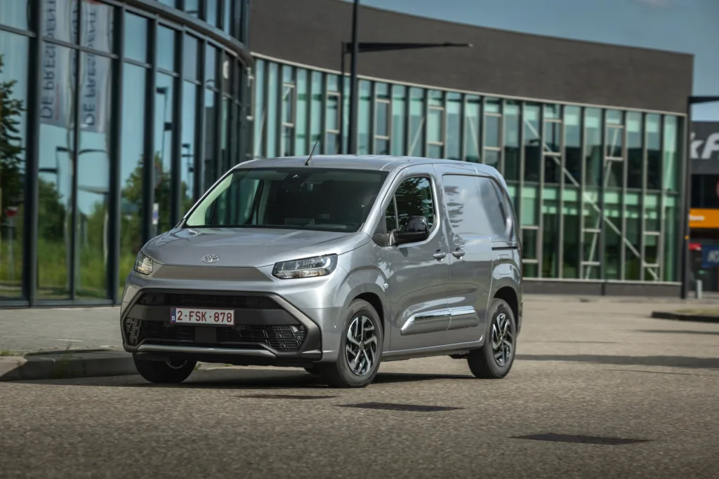 Elektryczny C-HR zapowiada nowy rozdział w strategii japońskiej marki - 2024 Proace City Comfort L1 BEV Grey Cloud Dynamic 012