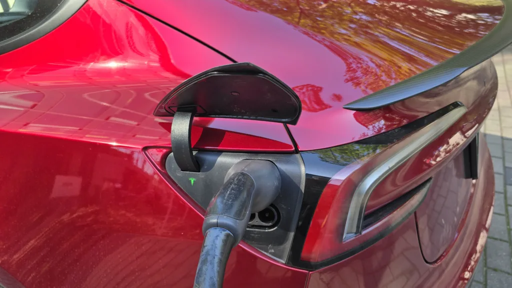 Tesle z tytułami najlepszych w klasie. Elektryki coraz bezpieczniejsze - 20250814 100404