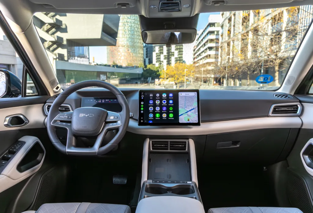 ATTO 2 DM-i już w Polsce. Kompaktowy SUV z hybrydowym napędem od 110 tys. zł ATTO 2 DM-i już w Polsce. Kompaktowy SUV z hybrydowym napędem od 110 tys. zł - BYD ATTO 2 DM i Interiors 1