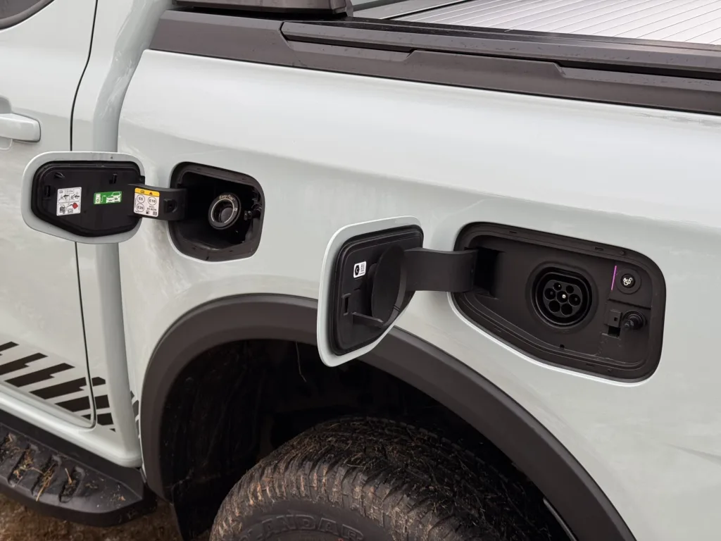 Ford Ranger PHEV – 5 na tak, 5 na nie Ford Ranger PHEV – gniazdo ładowania AC i wlew paliwa