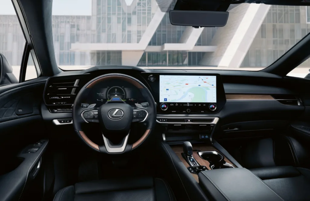 Lexus: Niższe ceny z obligatoryjnym zakupem kół zimowych. Za niemal 19 tys. złotych     - MY25 RX INT 10