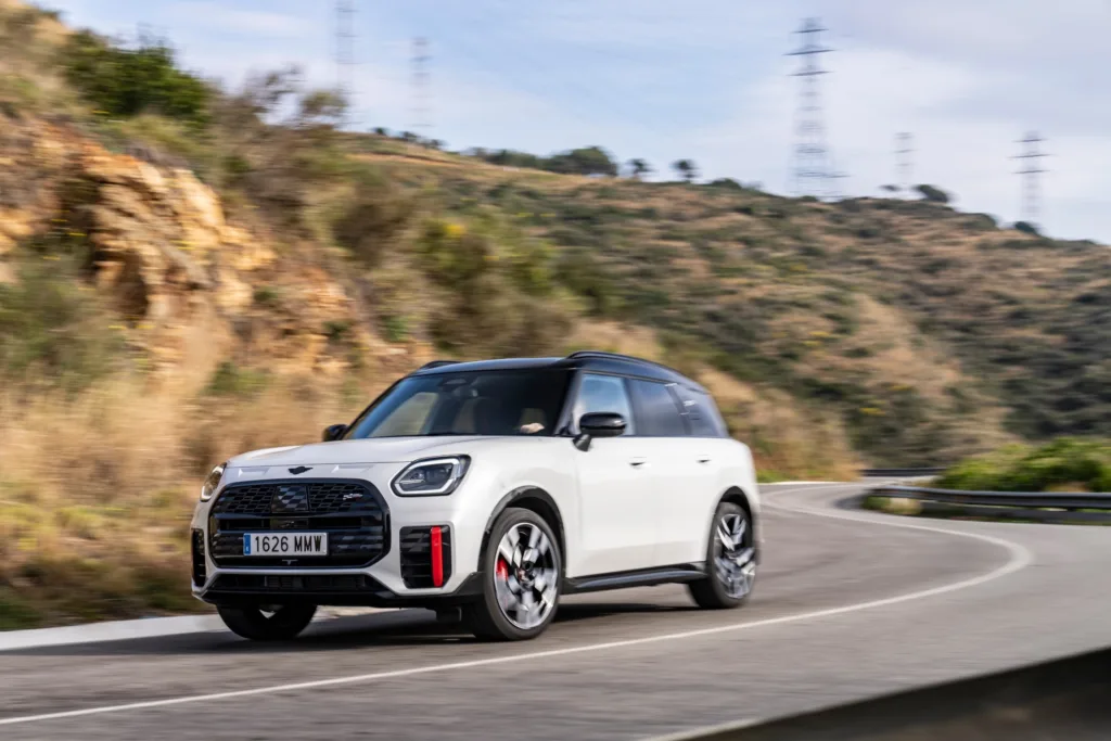 MINI: Rekordowa elektryfikacja i wzrost sprzedaży o niemal 18 procent - P90592860 lowRes mini john cooper wor