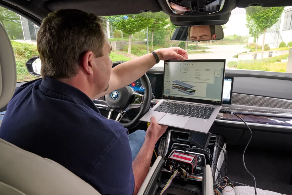 Wyścig z czasem o kompetencje. Europejska motoryzacja potrzebuje ludzi szybciej niż technologii - P90598615 lowRes bmw i7 with all soli