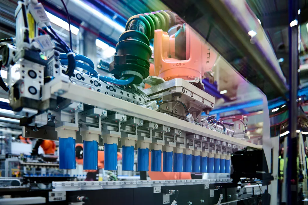 Fabryki baterii napędzają rewolucję napędową. Wartość rynku osiągnie w 2030 roku 19 mld USD - P90609017 highRes production of gen6 h