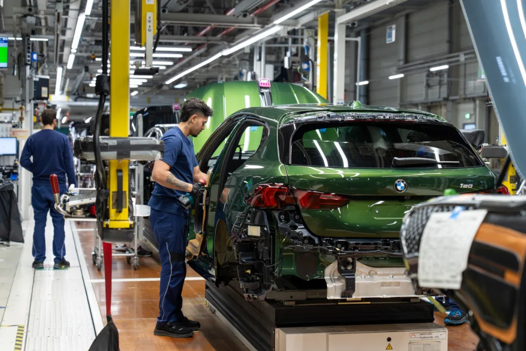 Wyścig z czasem o kompetencje. Europejska motoryzacja potrzebuje ludzi szybciej niż technologii - P90627187 lowRes production of four m