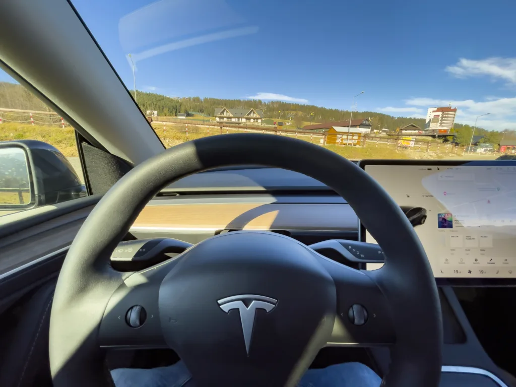 Wojsko Polskie blokuje pojazdy. Chcesz wjechać na bazę chińskim autem? Już nie ma takiej możliwości Wojsko Polskie blokuje pojazdy. Chcesz wjechać na bazę chińskim autem? Już nie ma takiej możliwości - Tesla Model Y 24