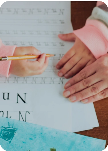 Dłonie piszące na kartce