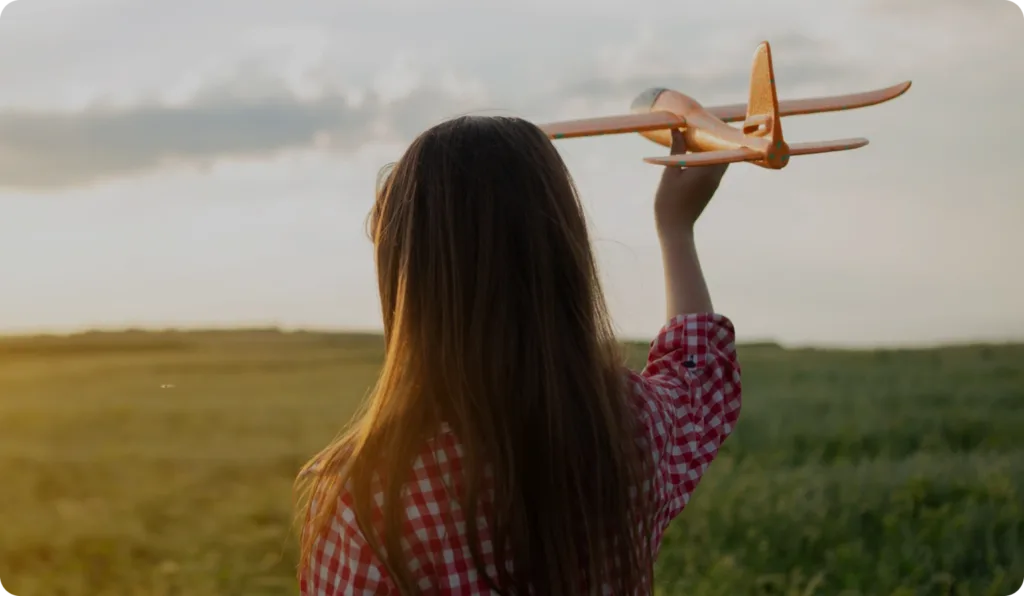 Dziecko trzymające zabawkowy samolot