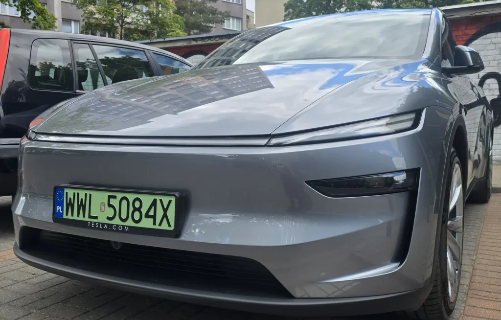 Tesla w IV kw. nie odrobiła strat. Producent dostarczył 1,63 mln aut w 2025 roku - tesla V