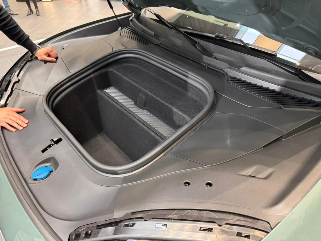 Porsche Cayenne Electric na żywo w nowym salonie marki. 1156 KM i osiągi supersamochodu w SUV-ie - 015f4c6e 88d6 4711 87f2 b316571569fc