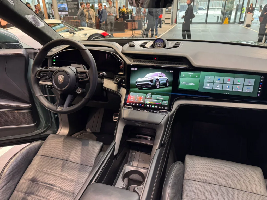 Porsche Cayenne Electric na żywo w nowym salonie marki. 1156 KM i osiągi supersamochodu w SUV-ie - 09783081 fe43 4274 8500 3dc7a38ff8da