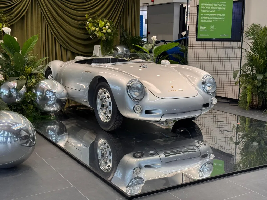 Porsche Cayenne Electric na żywo w nowym salonie marki. 1156 KM i osiągi supersamochodu w SUV-ie - 55088f57 9fea 40e6 8a0e ab681a52bf5e