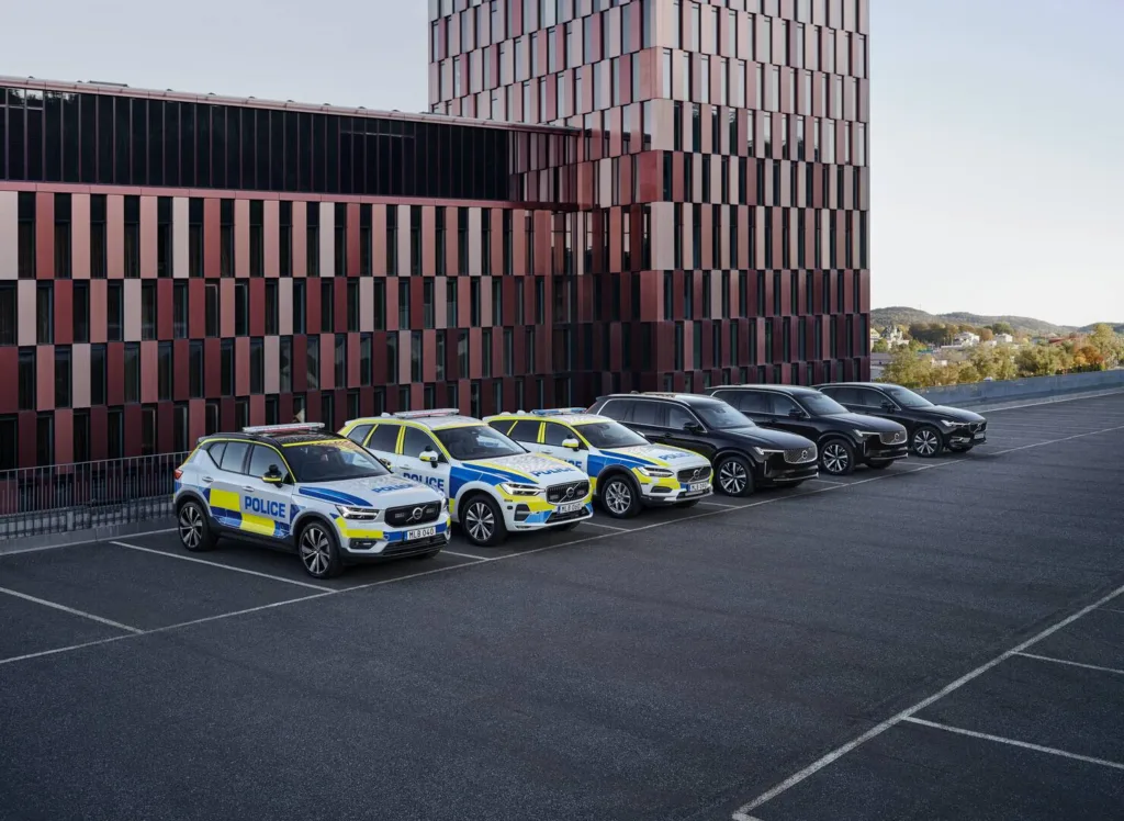 61 aut Volvo zasiliło policyjną flotę we Wrocławiu - 61 aut Volvo zasililo policyjna flote 2