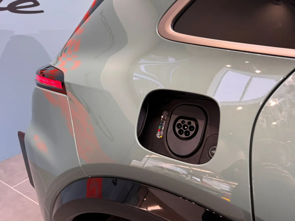 Porsche Cayenne Electric na żywo w nowym salonie marki. 1156 KM i osiągi supersamochodu w SUV-ie - 6dc7498a fe01 4ebb 9119 051bfebf3314