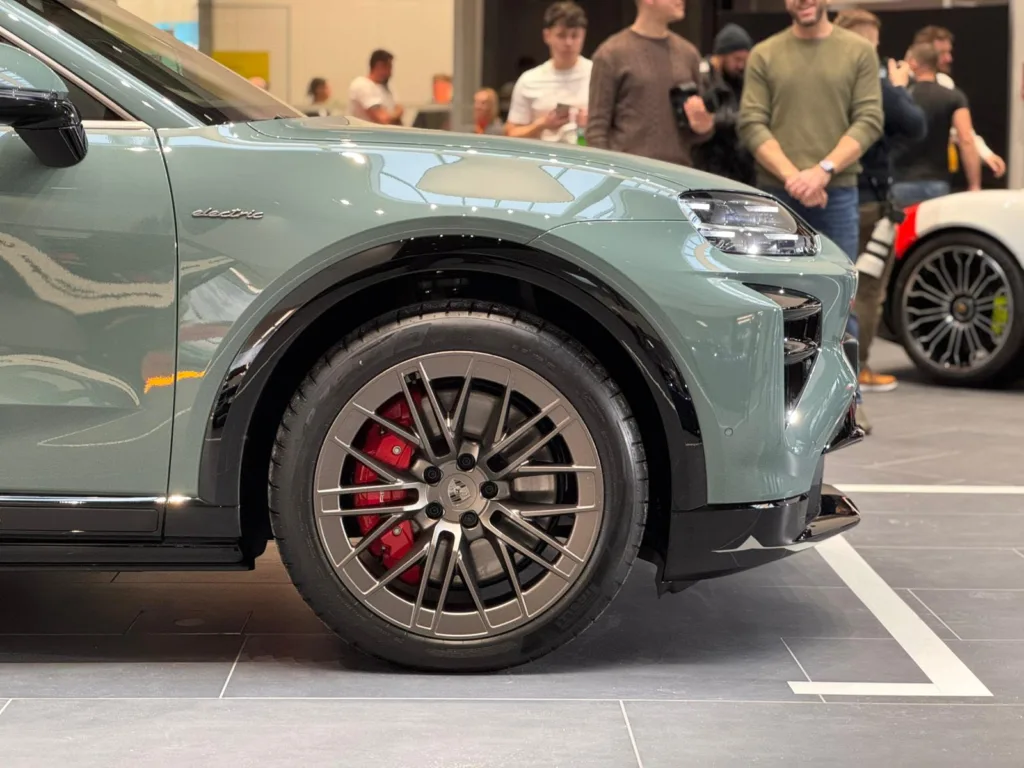 Porsche Cayenne Electric na żywo w nowym salonie marki. 1156 KM i osiągi supersamochodu w SUV-ie - 85f07a6a 648e 4564 a878 06c5d5ae68b6