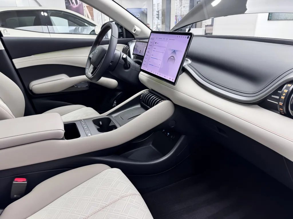 BYD ATTO 3 EVO po modernizacji. Bardzo groźna broń na europejskich i azjatyckich rywali BYD ATTO 3 EVO po modernizacji. Bardzo groźna broń na europejskich i azjatyckich rywali - BYD atto 3 EVO 21