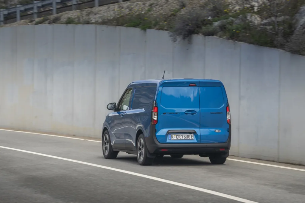 E-Transit Courier z większą baterią o …3 kWh i łącznością 5G - E Transit Courier z wieksza bateria 3